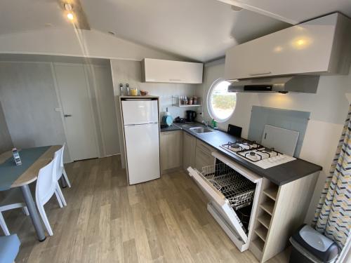 kitchen_with_dishwasher